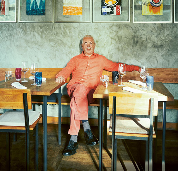 Gastronom Beltle sitzt auf Bank im Caf&eacute; (Foto)