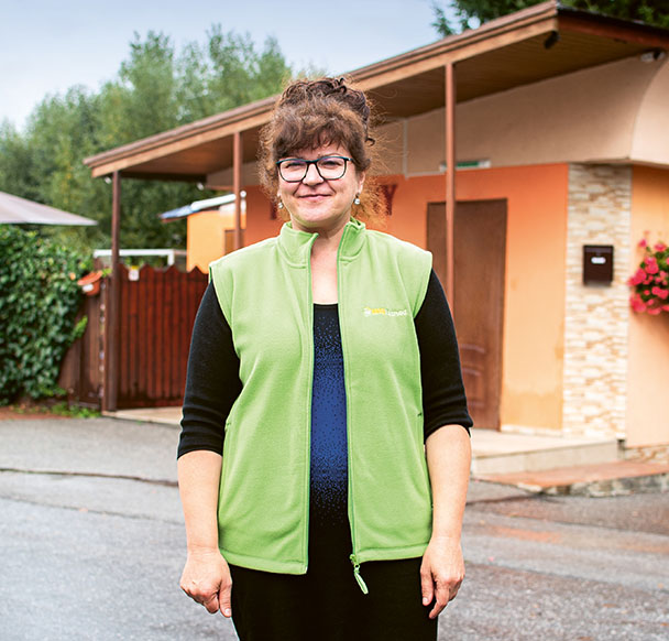 Verk&auml;uferin vor Camping Kiosk (Foto)