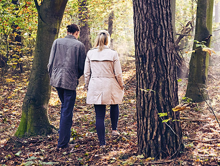 Anne Hildebrand und Raphael Fellmer bei einem Waldspaziergang (Foto)