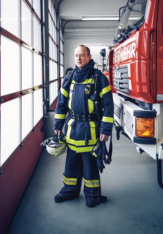 Frank Gro&szlig;, Kundenmanager bei METRO Cash & Carry Deutschland im Feuerwehranzug im Feuerwehrhaus (Foto)