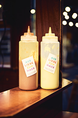 Tube Ketchup und Mayonnaise (Foto)