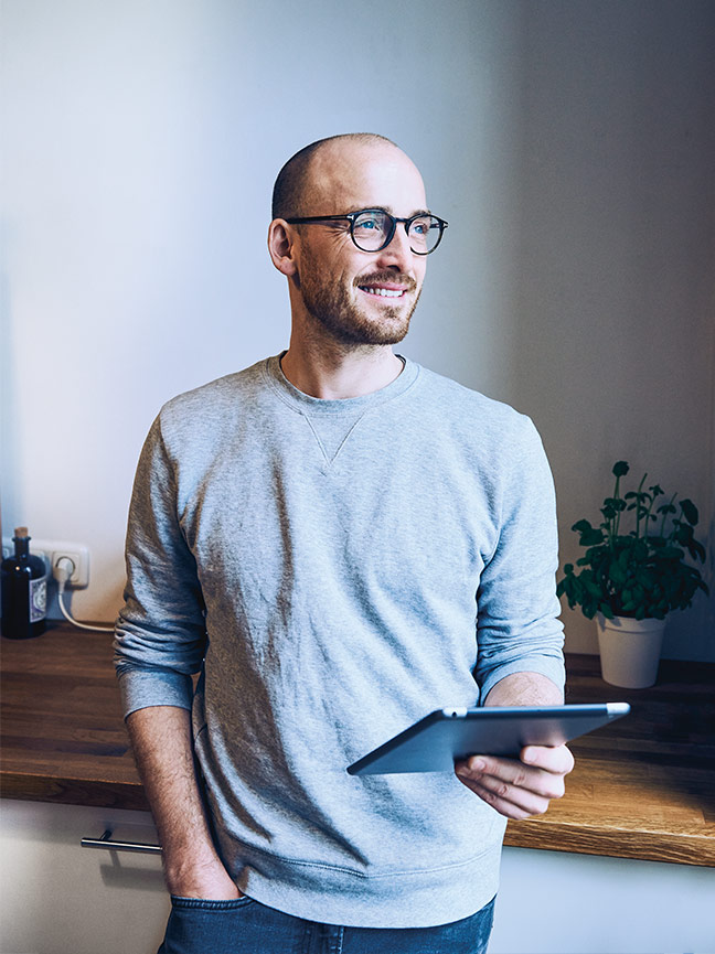 Mann mit Tablet in der Hand (Foto)