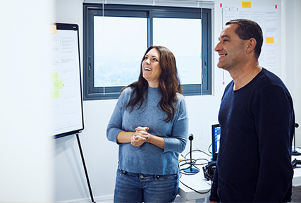 Isabel Rudolf-Staubach und Franck Subileau bei der Planung des Compact Stores (Foto)