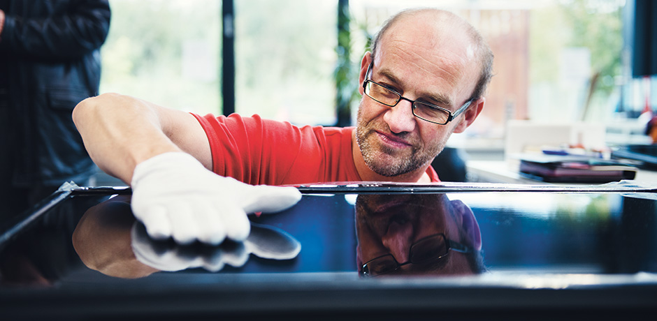 Ralf Cremer und Mitarbeiter der Hephata Werkstatt (Foto)