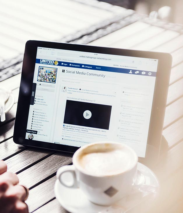 Blick auf ein iPad mit ge&ouml;ffneter United Metro Group Webseite (photo)