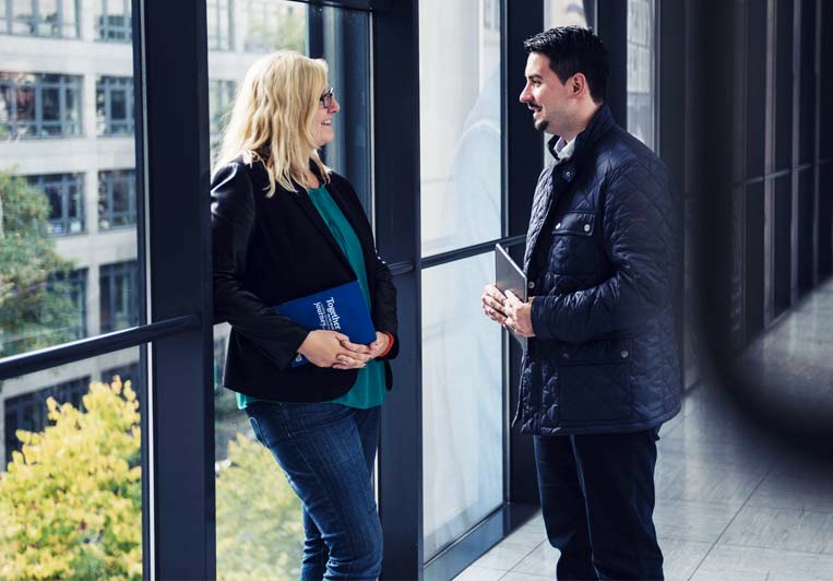 Nadine Wiegratz und Marco Fern&aacute;ndez im Gespr&auml;ch in einem Caf&eacute; (photo)