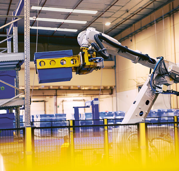 Robot arm moves container (Photo)