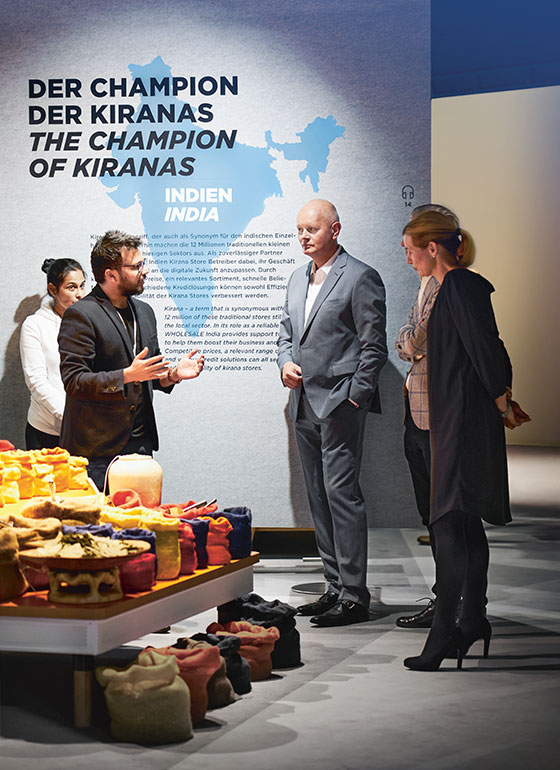 Olaf Koch at a lecture about India (photo)