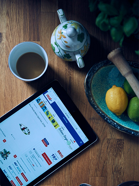 Tablet, cup of coffee, teapot and fruit bowl (photo)