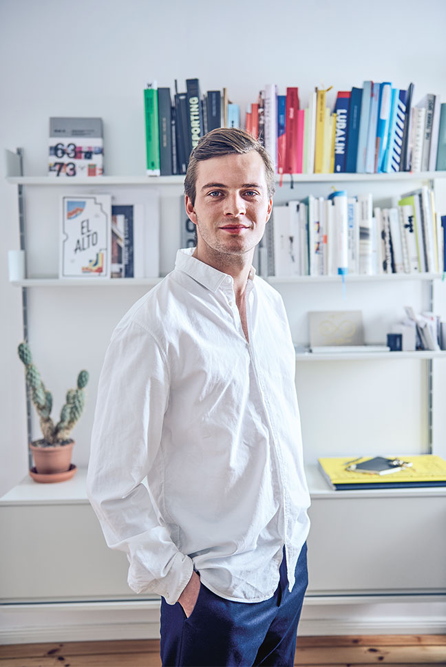 Man in front of a bookshelf (photo)