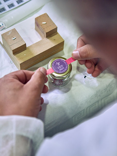 Last production step of a saffron glass (photo)