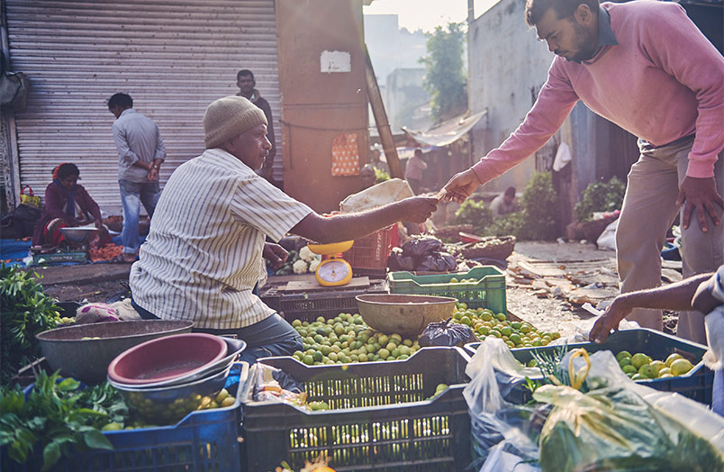 Two man at a street market (photo)