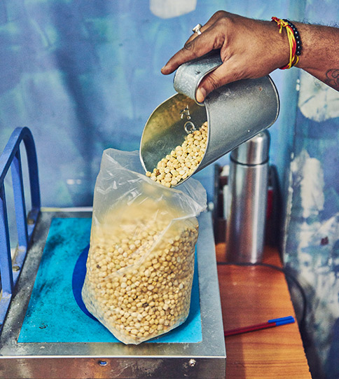 Arun P. weighing a product (photo)