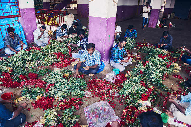 Workers in a hall (photo)