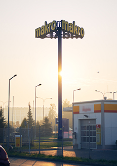 Makro logo in front of a store (photo)