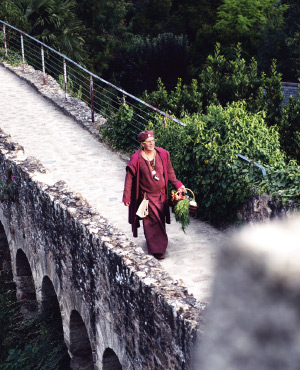 Alain Colas takes a walk to the medieval market in Dinan, France (Foto)