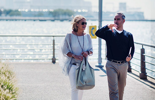 Stefanie Lemcke and Andreas W&uuml;rfel talking at a pier in New York (photo)