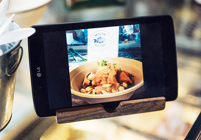 Picture of a dish on a smartphone (photo)