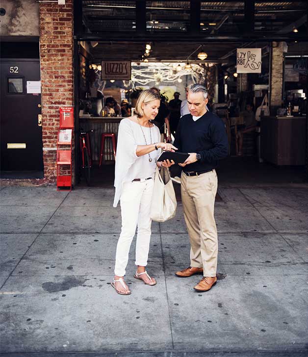 Stefanie Lemcke and Andreas W&uuml;rfel discuss innovative concepts and ideas in front of a restaurant (photo)