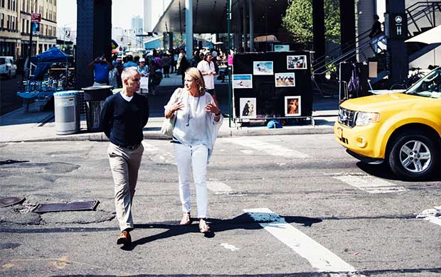 Stefanie Lemcke and Andreas Würfel cross a street in New York (photo)