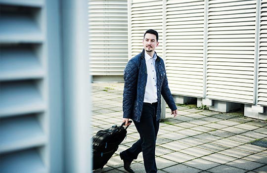 Marco Fern&aacute;ndez on the way with a suitcase (photo)