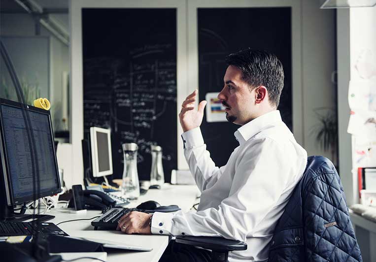 Marco Fern&aacute;ndez works at his computer (photo)