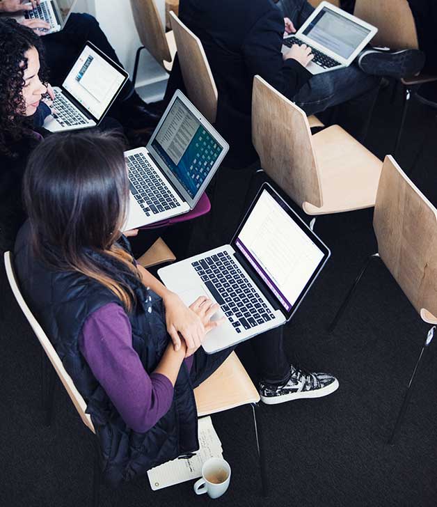 Finalists work at their computers (photo)