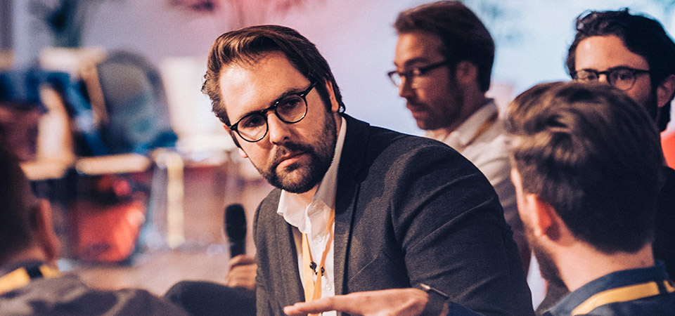 Fabio Ziem&szlig;en conversation (Foto)